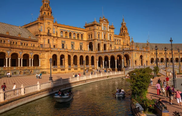 Gün batımından önce bahar süre boyunca, Seville, İspanya, Plaza de Espana pozlama