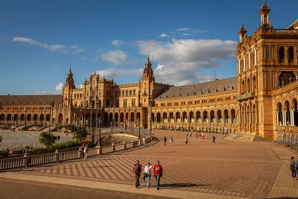 Gün batımından önce bahar süre boyunca, Seville, İspanya, Plaza de Espana pozlama