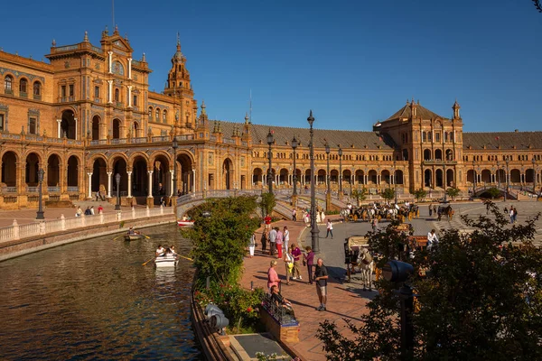 Gün batımından önce bahar süre boyunca, Seville, İspanya, Plaza de Espana pozlama