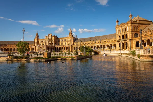 Gün batımından önce bahar süre boyunca, Seville, İspanya, Plaza de Espana pozlama