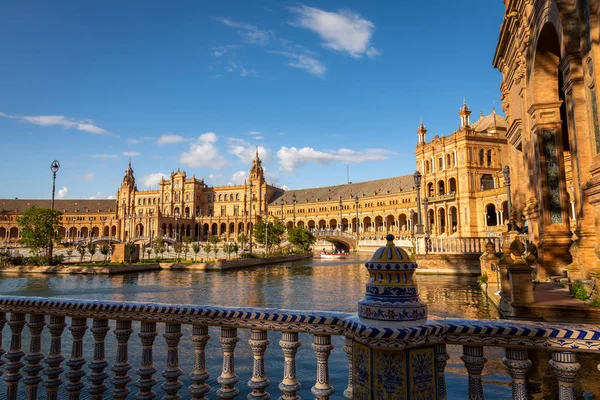 Gün batımından önce bahar süre boyunca, Seville, İspanya, Plaza de Espana pozlama