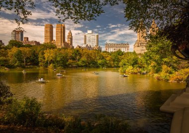 New York City, ABD ve Central Park Lake ve Batı Yakası siluetinin Güz