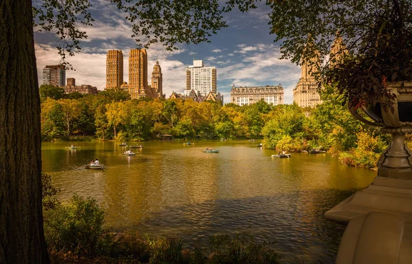 New York City, ABD ve Central Park Lake ve Batı Yakası siluetinin Güz