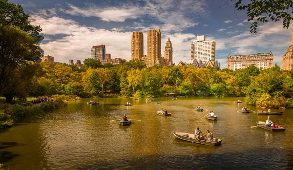 New York City, ABD ve Central Park Lake ve Batı Yakası siluetinin Güz