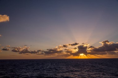 Denize fırtınalı bulutlar dramatik gökyüzü. Doğa arka plan. Pozlama ile Canon 5 d Mark III ve düşük ISO, hafifçe güzel manzara yararlanarak için işleme vurdu.