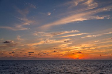 Denize fırtınalı bulutlar dramatik gökyüzü. Doğa arka plan. Pozlama ile Canon 5 d Mark III ve düşük ISO, hafifçe güzel manzara yararlanarak için işleme vurdu.