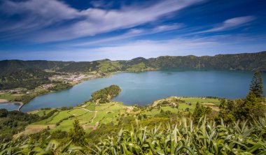 Sete Cidades Lagoa Ponta Delgada Azor Adaları. Sete Cidades merkezinde büyük bir volkanik krater üç mil boyunca bulunan Ponta Delgada Belediyesi, sivil bucak olduğunu.