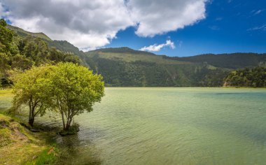 Sete Cidades Lagoa Ponta Delgada Azor Adaları. Sete Cidades merkezinde büyük bir volkanik krater üç mil boyunca bulunan Ponta Delgada Belediyesi, sivil bucak olduğunu.