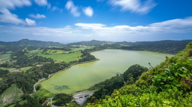 Furnas, en doğudaki üç etkin trachitic volkan üzerinde Adası Sao Miguel, tarihsel olarak aktif volkanik karmaşık, Furnas içinde yer almaktadır. 