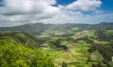 Furnas, en doğudaki üç etkin trachitic volkan üzerinde Adası Sao Miguel, tarihsel olarak aktif volkanik karmaşık, Furnas içinde yer almaktadır. 