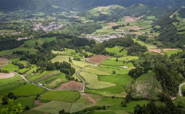Furnas, en doğudaki üç etkin trachitic volkan üzerinde Adası Sao Miguel, tarihsel olarak aktif volkanik karmaşık, Furnas içinde yer almaktadır. 