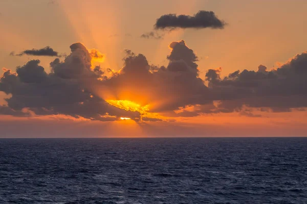 Céu Dramático Com Nuvens Tempestuosas Sobre Mar Natureza Fundo Exposição — Fotografia de Stock