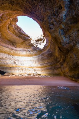 Benagil, Portekiz, Europe yakınındaki Algarve kıyısında Deniz Mağarası iç maruz kalma. Tekne turu görülen doğa Jeoloji.