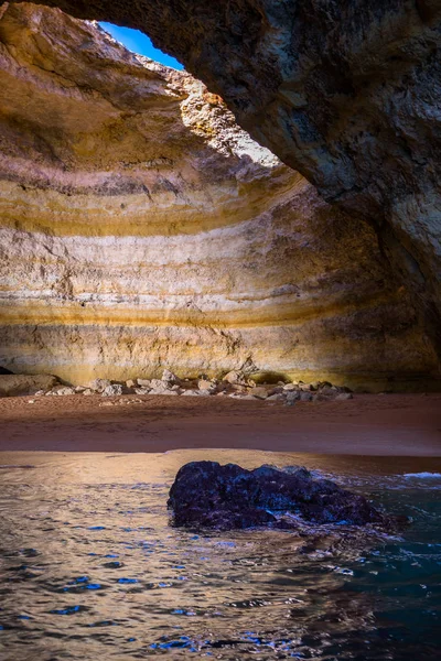Algarve Benagil 포르투갈 근처에 동굴의 내부의 여행에서 지질학 — 스톡 사진