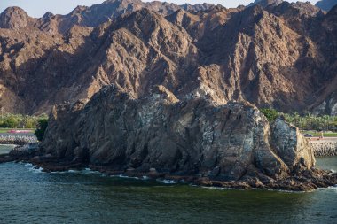 Güzel poz şehir, Muscat adlı gündoğumu, bir gemiden görüntülemek.