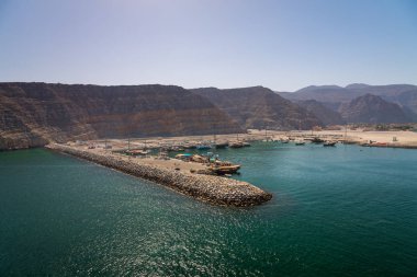 Musandam Yarımadası, Umman, fotoğraftaki bir tekne bir tur sırasında alınan Khasab, yakınındaki güzel kıyı sahne