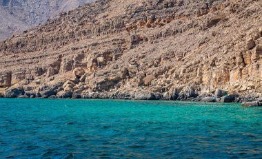 Musandam Yarımadası, Umman, fotoğraftaki bir tekne bir tur sırasında alınan Khasab, yakınındaki güzel kıyı sahne