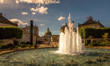 Kopenhag, Danimarka Amalienborg Sarayı. 1771 Kral Frederik v onun heykeli ile Saray Meydanı çevreleyen, Amalienborg dört aynı binadan oluşmaktadır.