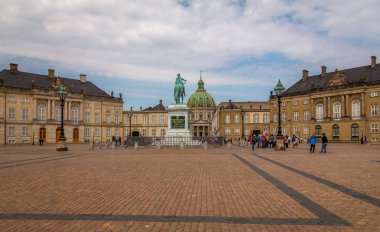 Kopenhag, Danimarka Amalienborg Sarayı. 1771 Kral Frederik v onun heykeli ile Saray Meydanı çevreleyen, Amalienborg dört aynı binadan oluşmaktadır.