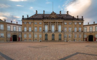 Kopenhag, Danimarka Amalienborg Sarayı. 1771 Kral Frederik v onun heykeli ile Saray Meydanı çevreleyen, Amalienborg dört aynı binadan oluşmaktadır.