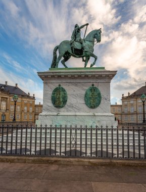 Kopenhag, Danimarka Amalienborg Sarayı. 1771 Kral Frederik v onun heykeli ile Saray Meydanı çevreleyen, Amalienborg dört aynı binadan oluşmaktadır.