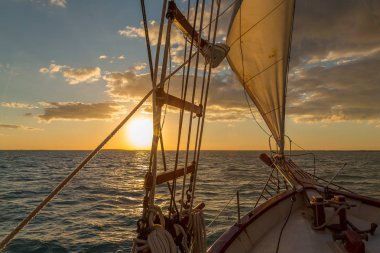 Belgili tanımlık anahtar taşı için günbatımı bekleyen yelken. Pozlama Theis içinde bitmiş olan anahtarlar, Canon 5d Mark III ile Usa.Shot ve düşük ISO, hafifçe güzel manzara ve ışık yararlanarak için işleme güzel ada.