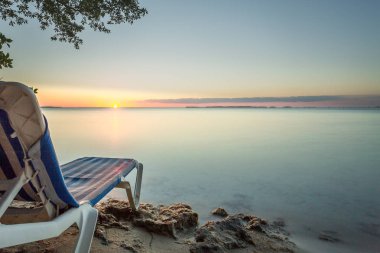 Sandalye ile Sunset Key Largo. Pozlama Theis içinde bitmiş olan anahtarlar, Canon 5d Mark III ile Usa.Shot ve düşük ISO, hafifçe güzel manzara ve ışık yararlanarak için işleme güzel ada.