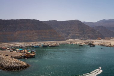 Musandam Yarımadası, Umman, fotoğraftaki bir tekne bir tur sırasında alınan Khasab, yakınındaki güzel kıyı sahne