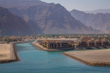 Musandam Yarımadası, Umman, fotoğraftaki bir tekne bir tur sırasında alınan Khasab, yakınındaki güzel kıyı sahne