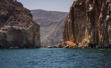 Musandam Yarımadası, Umman, fotoğraftaki bir tekne bir tur sırasında alınan Khasab, yakınındaki güzel kıyı sahne
