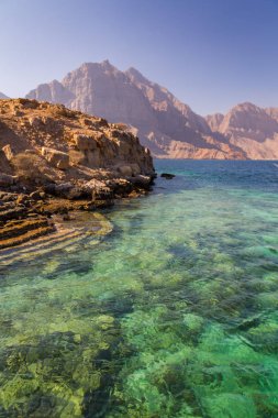 Musandam Yarımadası, Umman, fotoğraftaki bir tekne bir tur sırasında alınan Khasab, yakınındaki güzel kıyı sahne