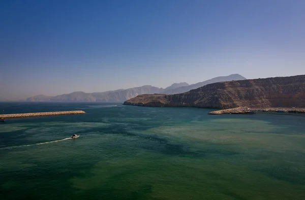 美丽的海滨风光靠近 Khasab Musandam 照片取自一艘船在旅游期间 — 免费的图库照片