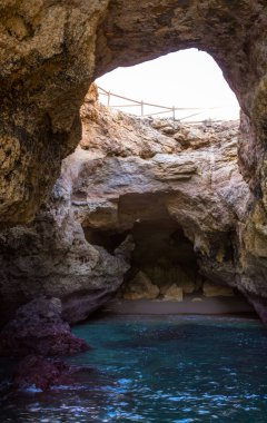 Lagoa sahil, Algarve, Portekiz bir tekne turu yapılan korunmasızlık