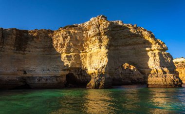 Lagoa sahil, Algarve, Portekiz bir tekne turu yapılan korunmasızlık