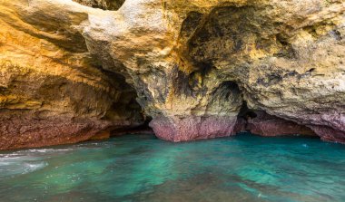 Lagoa sahil, Algarve, Portekiz bir tekne turu yapılan korunmasızlık
