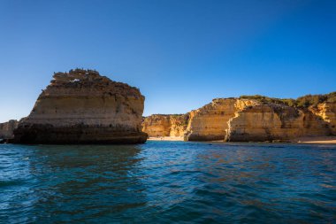 Lagoa sahil, Algarve, Portekiz bir tekne turu yapılan korunmasızlık