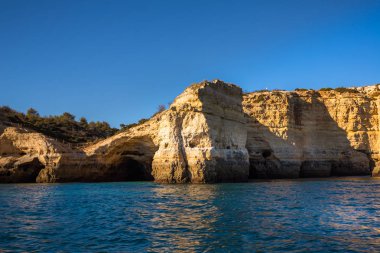 Lagoa sahil, Algarve, Portekiz bir tekne turu yapılan korunmasızlık
