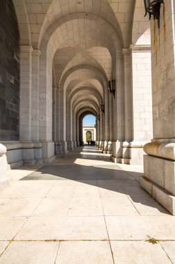 San Lorenzo de El Escorial, Madrid, İspanya. Valle de los Caidos veya Fallen Vadisi açık bakış. Yakın Madrid, onur için inşa ve İspanya İç Savaşı sırasında General Francisco Franco da dahil olmak üzere, ölenlerin gömmek.