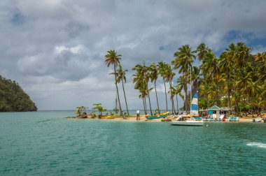 Marigot Bay Saint Lucia, Karayip Denizi. Pozlama Santa Lucia kıyı bir tekne tur iken.