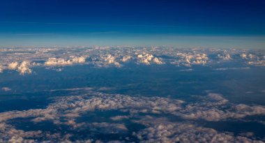 Bulutlar ve dağların Orta Avrupa'da gösterilen uçak penceresinden görüntülemek.