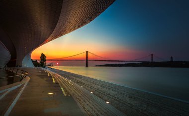 Maat Sunrise adlı. 33 yeni Lizbon simgesel yapısı olan Maat (Müzesi Sanat, Mimarlık ve teknoloji için alınan Lizbon gündoğumu uzun pozlama ikinci).