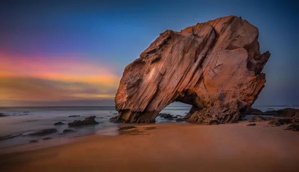 ペネド Guincho を行います 143 夕暮れ時干潮 サンタ クルーズ ビーチ ポルトガルにあるこの特異な岩の長時間露光  — 無料ストックフォト