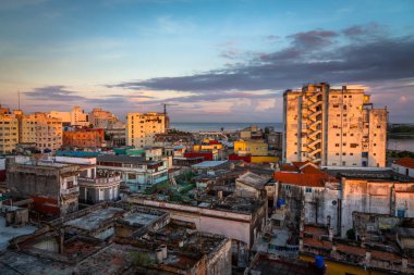 Havana cityscape, gündoğumu. Eski şehir ve tarihi merkezi Havana, Küba'nda bulunan bir binadan çekilmiş fotoğrafı.