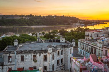 Havana cityscape, gündoğumu. Eski şehir ve tarihi merkezi Havana, Küba'nda bulunan bir binadan çekilmiş fotoğrafı.