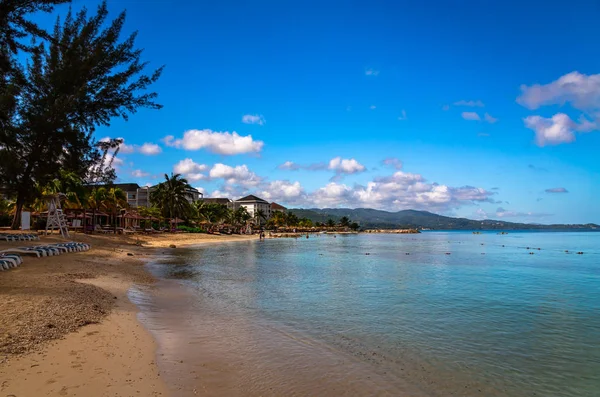 Liegestühle Unter Palmen Und Meer Ruhigen Meer Der Bucht Von — Stockfoto