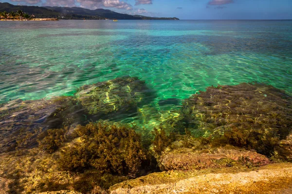 Esposizione Fatta Dall Acqua Dell Acqua Pulita Incontaminata Verde Blu — Foto Stock