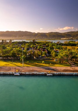 Montego Bay Jamaika limana gelen bir cruise ship den çekilen fotoğraf.