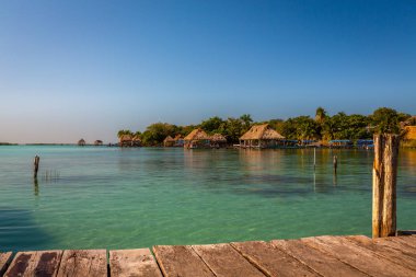 Laguna de Bacalar, Meksika 'nın Bacalar şehrinde bulunan Yedi Renk Gölü olarak da bilinir. Kristal berrak sular ve gölün beyaz kumlu tabanı su renginin gün boyunca değişen turkuaz, mavi ve derin çivit renklerine dönüşmesine neden olur.