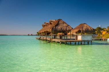 Laguna de Bacalar, Meksika 'nın Bacalar şehrinde bulunan Yedi Renk Gölü olarak da bilinir. Kristal berrak sular ve gölün beyaz kumlu tabanı su renginin gün boyunca değişen turkuaz, mavi ve derin çivit renklerine dönüşmesine neden olur.