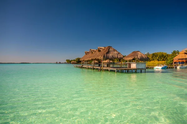 Laguna de Bacalar, Meksika 'nın Bacalar şehrinde bulunan Yedi Renk Gölü olarak da bilinir. Kristal berrak sular ve gölün beyaz kumlu tabanı su renginin gün boyunca değişen turkuaz, mavi ve derin çivit renklerine dönüşmesine neden olur.